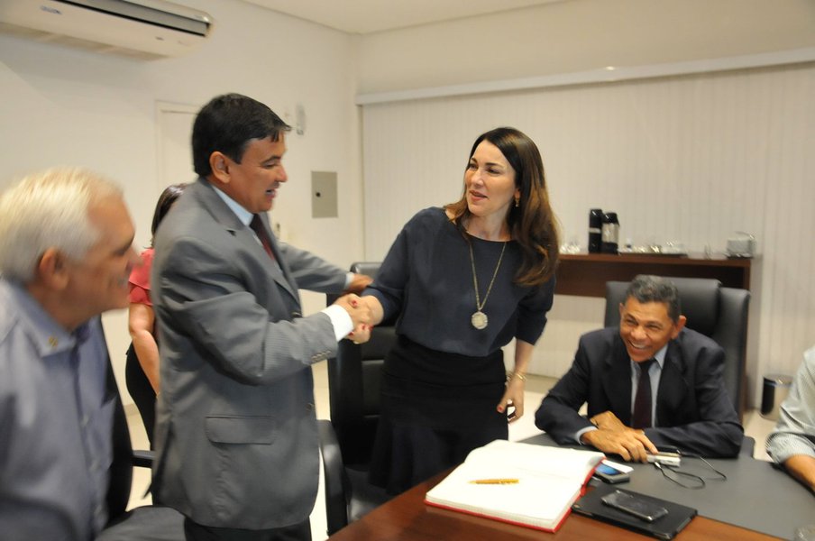 Com os principais partidos e políticos piauienses disputando as poucas vagas na chapa majoritária de Wellington Dias, a vice-governadora Margarete Coelho (PP), que ocupa o governo interinamente, negou que o governador ou dirigentes petistas comunicaram ao senador Ciro Nogueira (PP) que a vaga de vice em 2018 será indicada pelo PMDB; Margarete afirma que o pleito dos partidos da base é legitimo, mas os progressistas merecem e também têm legitimidade na luta pelo cargo porque estão realizando um mandato contributivo ao lado do PT no Estado; relato no Piauí Hoje