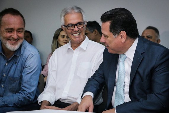 O governador Marconi Perillo iniciou por Palmeiras de Goiás uma peregrinação por várias cidades goianas para o lançamento de novos cursos em unidades da Universidade Estadual de Goiás - UEG; governador autorizou a criação do Curso de Direito para a UEG local com a providência imediata de abertura de edital para o concurso público com vistas ao provimento de vagas no cargo de docente de ensino superior para a disciplina; nesta terça, Marconi lança o curso de Direito em Morrinhos e o de Medicina em Itumbiara