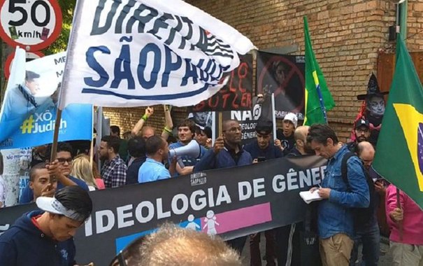 Agência Paco Urondo noticia a manifestação de "ativistas de direita" contra uma palestra que seria concedida pela filósofa norte-americana; em frente à Universidade de São Paulo, queimaram uma boneca que representava a intelectual e a chamaram de "destruidora da família"