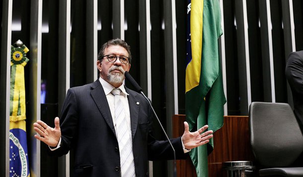 O vice-líder da Oposição no Congresso Nacional, o deputado federal Afonso Florence (PT-BA), disse que a data anunciada para votar a reforma da Previdência, 19 de fevereiro, é um blefe; "Não acredito que essa reforma, esse texto, possa ser votado em fevereiro, acho que o governo continua blefando, esse é um governo de blefe, fraco e tentando se manter na busca de que outros partidos sejam a luz no fim do túnel"
 