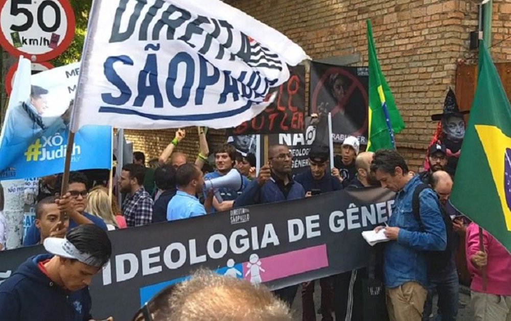 Agência Paco Urondo noticia a manifestação de "ativistas de direita" contra uma palestra que seria concedida pela filósofa norte-americana; em frente à Universidade de São Paulo, queimaram uma boneca que representava a intelectual e a chamaram de "destruidora da família"