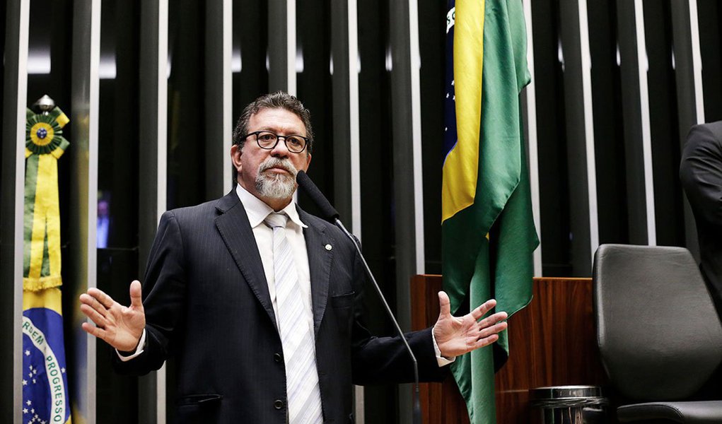 O vice-líder da Oposição no Congresso Nacional, o deputado federal Afonso Florence (PT-BA), disse que a data anunciada para votar a reforma da Previdência, 19 de fevereiro, é um blefe; "Não acredito que essa reforma, esse texto, possa ser votado em fevereiro, acho que o governo continua blefando, esse é um governo de blefe, fraco e tentando se manter na busca de que outros partidos sejam a luz no fim do túnel"
 