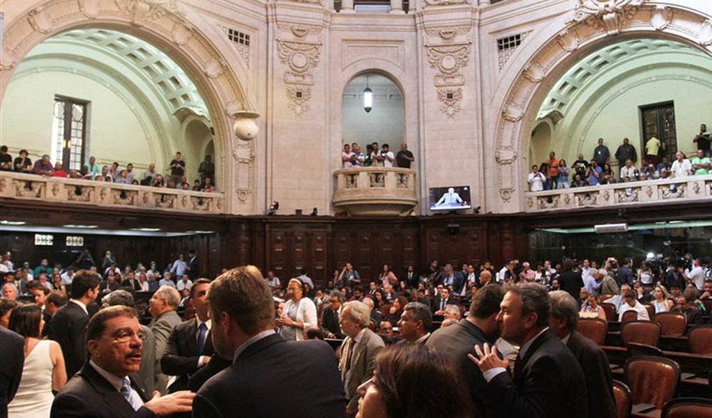 O Tribunal de Justiça do Rio de Janeiro (TJ-RJ) suspendeu os efeitos da sessão da Assembleia Legislativa do Estado do Rio de Janeiro (Alerj) da última sexta-feira (17) que determinou a soltura dos deputados Jorge Picciani, Paulo Melo e Edson Albertassi, todos do PMDB, presos no dia anterior pela PF; a liminar do desembargador Heleno Ribeiro Pereira Nunes atendeu a um mandado de segurança apresentado pelo MP-RJ que pedia a anulação da votação por desrespeito a uma ordem judicial que determinava a abertura das galerias do plenário para o público. A suspensão vale até o julgamento do mérito pelo Órgão Especial do TJRJ, que definirá se a sessão será anulada ou não
