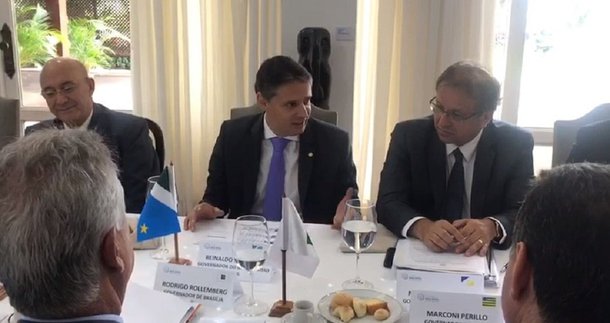 O deputado federal Thiago Peixoto (PSD-GO) foi homenageado, nesta quarta-feira (6), pelos governadores que participam do Fórum de Governadores do Brasil Central, em Brasília; homenagem foi sugerida pelo governador Marconi Perillo (PSDB-GO) por conta da participação direta de Thiago na idealização, criação e consolidação do bloco de governadores, que atualmente integra Goiás, Mato Grosso, Mato Grosso do Sul, Tocantins, Rondônia, Maranhão e o Distrito Federal; ele participou do processo quando foi titular da Secretaria de Gestão e Planejamento de Goiás (Segplan)