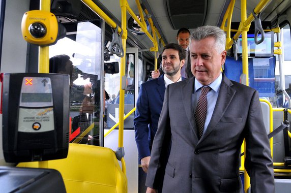 Neste mês, mais 700 ônibus do DF terão o sistema de biometria facial instalado nas catracas; até fevereiro de 2018, o recurso, que evita fraudes no transporte público, estará presente em 100% da frota das concessionárias que operam na cidade — de cerca de 2,7 mil ônibus; o cronograma foi anunciado pelo governador de Brasília, Rodrigo Rollemberg, e o secretário de Mobilidade, Fábio Damasceno; ainda no primeiro trimestre de 2018, a biometria facial começará a ser instalada nas catracas do metrô