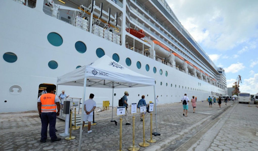 O primeiro cruzeiro da temporada já desembarcou em Maceió com turistas; vindo de Genova, na Itália, o MSC Música trouxe três mil turistas nacionais e internacionais, além de mil tripulantes; temporada 2017/2018 de cruzeiros registrará 106% de aumento de passageiros no comparativo com o ano passado; previsão é que 27.540 pessoas desembarquem na capital alagoana, em oito cruzeiros que irão atracar no Porto de Maceió