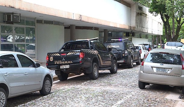 A advocacia mineira tomou conhecimento com "perplexidade" da condução coercitiva de gestores e ex-dirigentes da UFMG, diz nota da OAB seção Minas Gerais; a entidade diz ser "relevante registrar que não há respaldo legal para a condução coercitiva de cidadão que não tenha sido anteriormente intimado e tenha desobedecido à intimação recebida" e que "nestas circunstâncias caracteriza manifesto constrangimento ilegal à liberdade de locomoção"