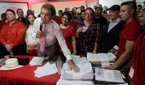 Completou-se um mês do golpe de Estado em Honduras e, como em toda a ditadura, se mantém o Estado de Sítio, as garantias individuais existem só no papel e os poderes Legislativo e Judiciário são um apêndice do regime de fato; os hondurenhos, assim como a quase totalidade dos povos latinoamericanos, já viveram essa realidade antes e a rechaçam