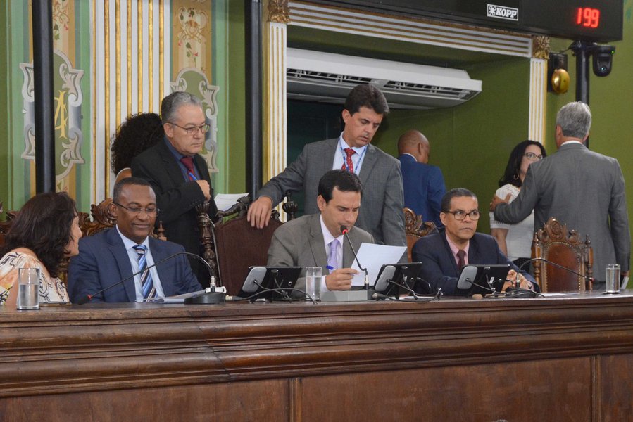 Os vereadores aprovaram ontem por 27 votos a 8 na Câmara Municipal de Salvador o Plano Plurianual da prefeitura, que estabelece as diretrizes e metas financeiras para os próximos três anos da gestão de ACM Neto (DEM) e para o primeiro ano da administração do próximo prefeito, em 2021; o valor total do PPA estipulado pelo democrata é de R$ 33 bilhões; a bancada de oposição fez obstrução diversas vezes, alegando falta de transparência no projeto; o líder do governo, vereador Henrique Carballal (PV), porém, e afirmou que a argumentação deles chega a ser "medíocre"