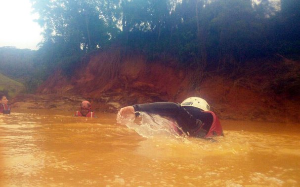 As equipes do Corpo de Bombeiros e da Defesa Civil de Minais Gerais localizaram nesta sexta-feira, no Rio Casca, na Zona da Mata, o corpo de uma mulher que pode ser de uma das quatro pessoas que estão desaparecidos em decorrência das enchentes provocadas por temporais que atingiram a região nos últimos dias; o corpo foi localizado próximo ao limite do município de Rio Casca