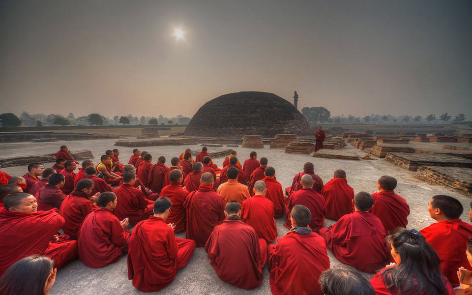 O que é o altruísmo? Dito de forma simples, é o desejo de que as outras pessoas sejam felizes. Como diz Matthieu Ricard, filósofo francês, escritor e fotógrafo, e monge budista de linha tibetana, o altruísmo é uma ótima lente para se tomar decisões, tanto no curto quanto no longo prazo, tanto no trabalho quanto na vida. Nesta palestra ele nos explica como e por que fazer com que ele seja o nosso guia.