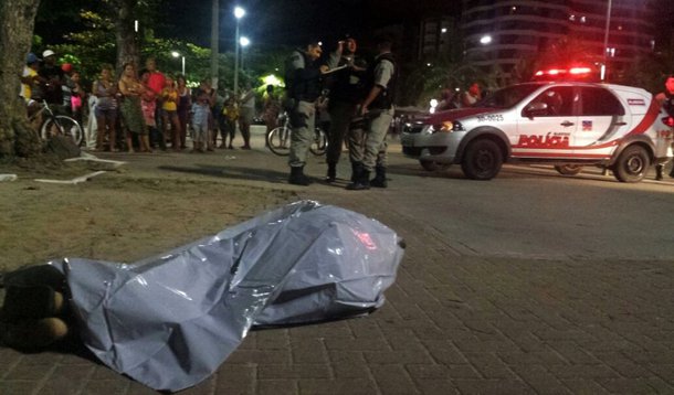 Segundo o Índice de Vulnerabilidade Juvenil à Violência 2017 (IVJ 2017), Alagoas aparece no ranking nacional entre os dez mais inseguros para jovens negros, com idade entre 15 e 29 anos; no estado, entre os homens, um jovem negro tem 12,7 vezes mais chances de morrer assassinado do que um jovem branco, a taxa mais alta do País; pesquisa também revela que Alagoas findou o ano de 2015 com taxa de 10,7 mortes de jovens negras por cada grupo de 100 mil habitantes; índice foi elaborado pela Unesco (Organização das Nações Unidas para a Educação, a Ciência e a Cultura), pela Secretaria Nacional de Juventude da Presidência da República e pelo Fórum Brasileiro de Segurança Pública