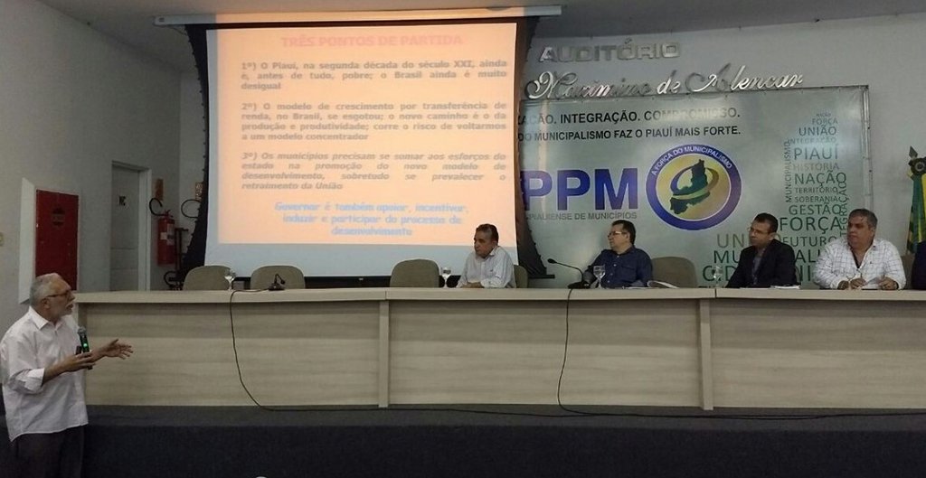 A Fundação Centro de Pesquisas Econômicas e Sociais do Piauí - Fundação Cepro divulgou PIB dos Municípios 2015, numa parceria com o IBGE; o ranking dos cinco maiores PIBs por município, em 2015, apresenta Teresina em primeiro lugar, seguida de Parnaíba, Picos, Uruçuí e Floriano; na capital, o destaque é para o setor serviços, com 76,37% na economia municipal; Parnaíba, em segundo lugar com 4,59% do PIB estadual, tem no setor Serviços 86,25% da economia municipal; em Picos, em terceiro lugar com 3,15% do PIB estadual, também destaca o setor de Serviços com 87,97% da economia municipal.
 
 
 