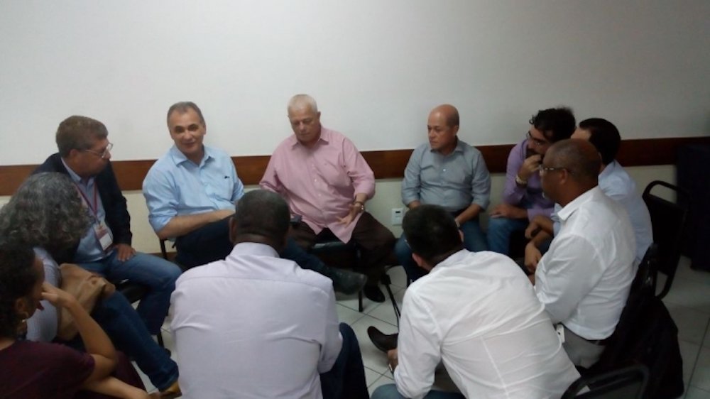 O diretório estadual do PT reuniu ontem prefeitos, vice-prefeitos, vereadores e lideranças do interior para discutir estratégias para as candidaturas de reeleição de Rui Costa ao governo da Bahia e de Lula à presidência da República em 2018; o presidente local do partido, Everaldo Anunciação, disse que "a prioridade total" das discussões é "lutar" pela manutenção dos partidos que compõem o arco de aliança do governador; "A partir desse encontro de hoje, vamos sentar com cada liderança de todos os partidos da nossa base em toda a Bahia. Aprovamos aqui hoje uma resolução nesse sentido. Vai ser um esforço conjunto de todos", afirmou Everaldo