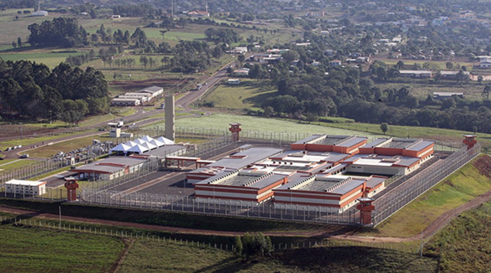 Presos de 34 presídios estaduais e federais, em sete estados, organizaram, nos últimos dias, rebeliões e protestos inclusive com greve de fome; na situação considerada mais grave, em Cascavel, no Paraná, dois detentos foram assassinados; alguns governos estaduais afirmam que os atos são ordenados por facções criminosas