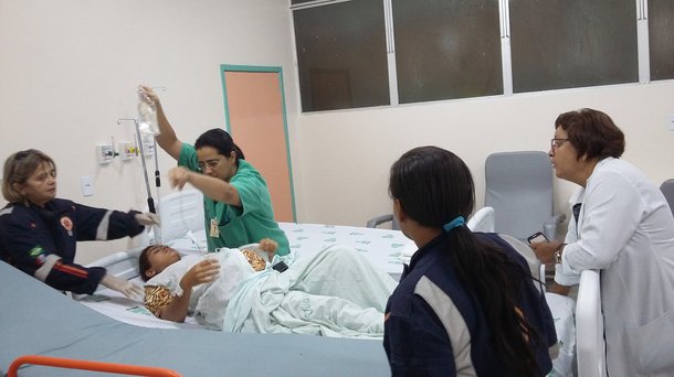 Gerida pela da Universidade Estadual de Ciências da Saúde de Alagoas (Uncisal), a falta de medicamentos e de  insumos básicos ameaça comprometer o atendimento na Maternidade Escola Santa Mônica, referência em assistência para gestantes de alto risco pelo Sistema Único de Saúde (SUS); a crise de desabastecimento levou a direção a formalizar um boletim de ocorrência na Polícia Civil e buscar o auxílio do Ministério Público Estadual (MPE)