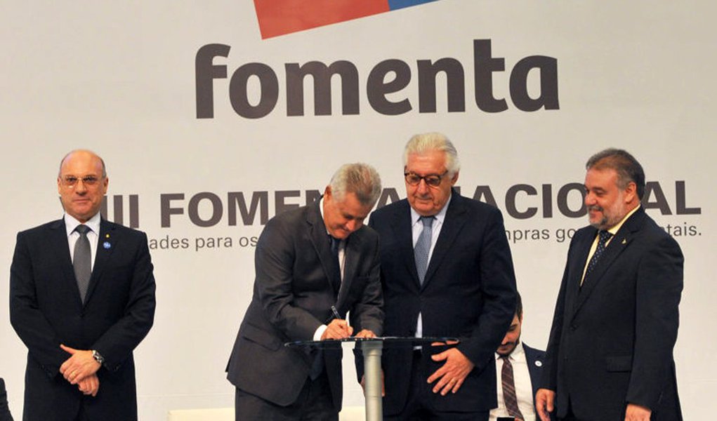 O governo de Brasília e o Banco do Brasil assinaram termo de cooperação técnica para facilitar o acesso ao crédito a participantes dos programas Pequenos Reparos e Simplifica PJ; “Essa é uma forma de fortalecer o microcrédito no DF, que já funciona com o Prospera”, disse o governador de Brasília, Rodrigo Rollemberg; a assinatura do documento fez parte da abertura do 8º Fomenta Nacional — oportunidades para as micro e pequenas empresas nas compras governamentais