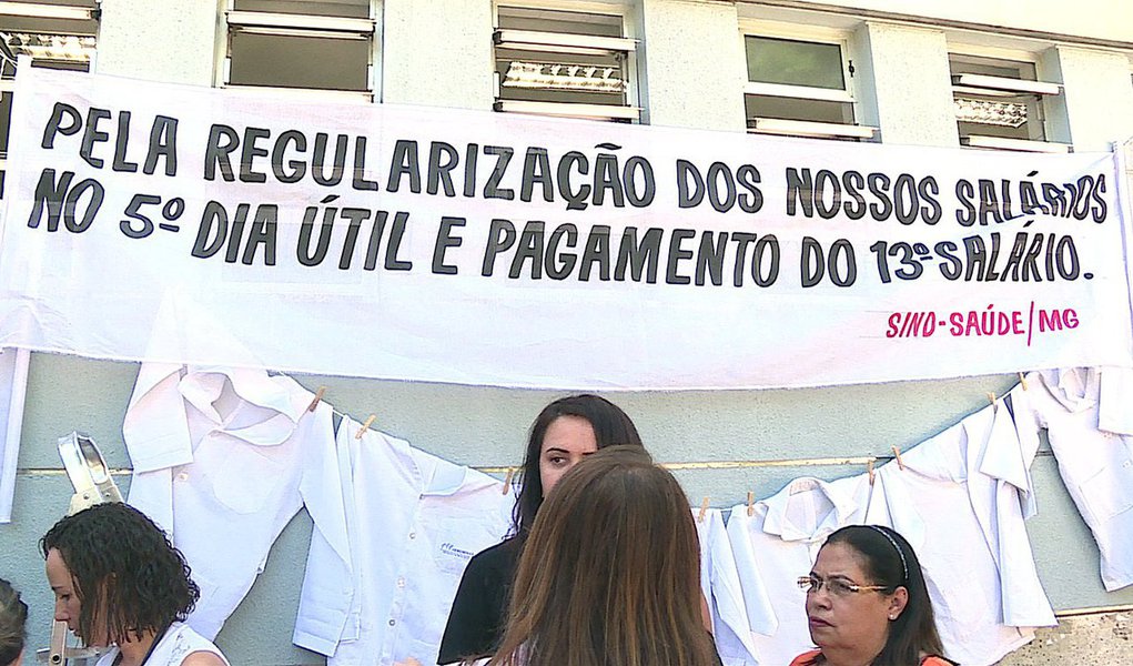 Servidores estaduais da saúde anunciaram greve, para cobrar do governo mineiro o pagamento do décimo terceiro, e o fim dos atrasos e escalonamento de salários que ocorrem desde 2016; a assembleia aconteceu no Sindicato Único dos Trabalhadores de Saúde de Minas Gerais (SindSaúde/MG), no prédio da Hemominas na Alameda Ezequiel Dias, na área hospitalar da capital