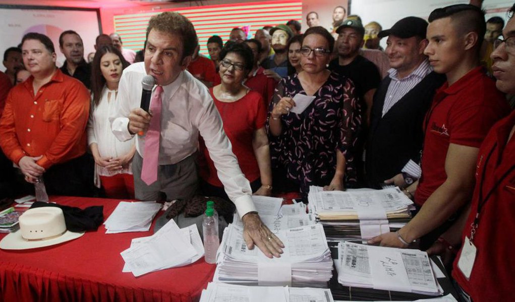 Completou-se um mês do golpe de Estado em Honduras e, como em toda a ditadura, se mantém o Estado de Sítio, as garantias individuais existem só no papel e os poderes Legislativo e Judiciário são um apêndice do regime de fato; os hondurenhos, assim como a quase totalidade dos povos latinoamericanos, já viveram essa realidade antes e a rechaçam