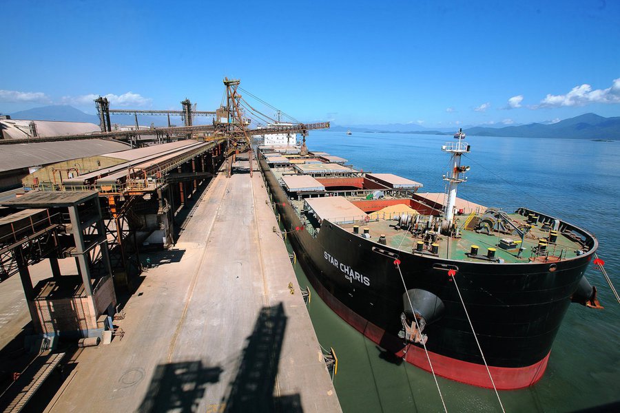 Nos últimos 27 meses, o Porto de Paranaguá bateu 37 recordes históricos de movimentação de cargas, de acordo com o governo estadual; o navio Long Dar, de bandeira chinesa - que carrega farelo de soja no Corredor de Exportação - contribuiu para a marca de 46.409.478 toneladas movimentadas entre 1º de janeiro e 15 de novembro de 2017, o maior volume em um ano em toda a história do porto; a movimentação deste ano já é 15% maior se comparada ao mesmo período de ano passado, quando 40 milhões de toneladas de produtos entraram e saíram pelo porto paranaense