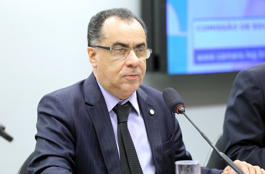 A ministra Maria Thereza de Assis Moura, do STJ, rejeitou um pedido de liminar (decisão provisória) para que o deputado Celso Jacob (PMDB-RJ), que cumpre pena de prisão em regime semiaberto, possa retomar suas atividades parlamentares; Jacob foi flagrado tentando entrar no Complexo Penitenciário da Papuda, onde cumpre pena, com queijo provolone e biscoitos na cueca