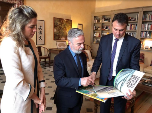 Cumprindo agenda em Roma, o governador Camilo Santana (PT) participou de encontro com o embaixador do Brasil na Itália, Antônio Carlos Patriota. Em debate, parcerias entre o Ceará e o país europeu em áreas como energia, dessalinização da água, couro e frutas. “O embaixador sabe das potencialidades do nosso estado e será muito importante para nos ajudar nessa prospecção de novos negócios”, explicou Camilo