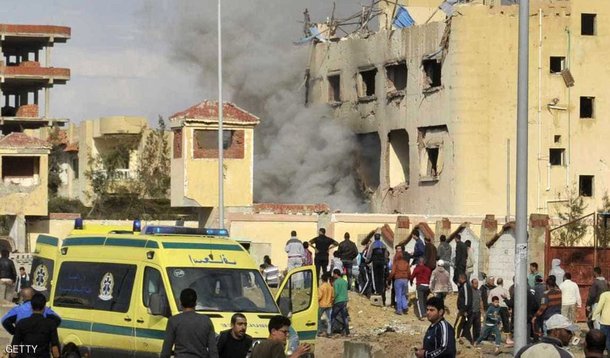 Ao menos 184 pessoas foram mortas e dezenas ficaram feridas, nesta sexta-feira, em um ataque de militantes islâmicos com uma bomba e armas de fogo contra fiéis que oravam em uma mesquita no norte do Sinai, região conflagrada do Egito, informou a mídia estatal; nenhum grupo assumiu a responsabilidade pelo ataque, o mais letal já cometido na região