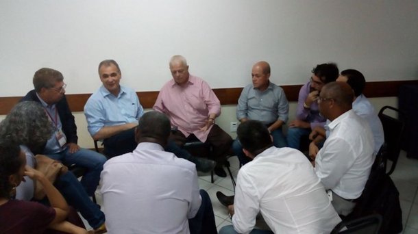 O diretório estadual do PT reuniu ontem prefeitos, vice-prefeitos, vereadores e lideranças do interior para discutir estratégias para as candidaturas de reeleição de Rui Costa ao governo da Bahia e de Lula à presidência da República em 2018; o presidente local do partido, Everaldo Anunciação, disse que "a prioridade total" das discussões é "lutar" pela manutenção dos partidos que compõem o arco de aliança do governador; "A partir desse encontro de hoje, vamos sentar com cada liderança de todos os partidos da nossa base em toda a Bahia. Aprovamos aqui hoje uma resolução nesse sentido. Vai ser um esforço conjunto de todos", afirmou Everaldo