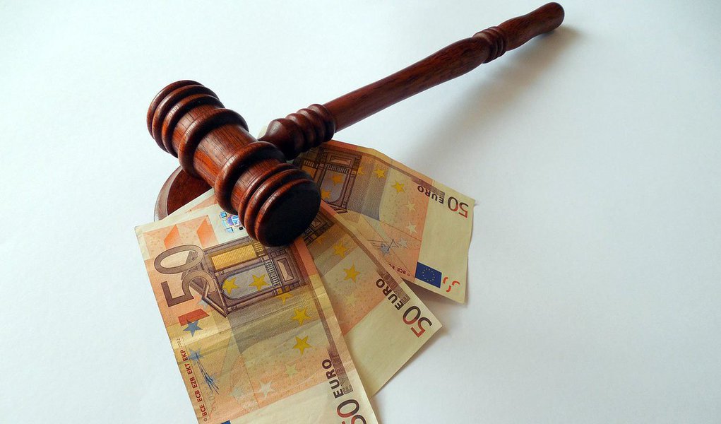 O trabalho que Luislinda desempenha no Palácio do Planalto, a soldo módico, "se assemelha a trabalho escravo", então. [2] A comparação soa um tanto emblemática, ao se ter notícia de que ela foi uma das primeiras juízas negras do país