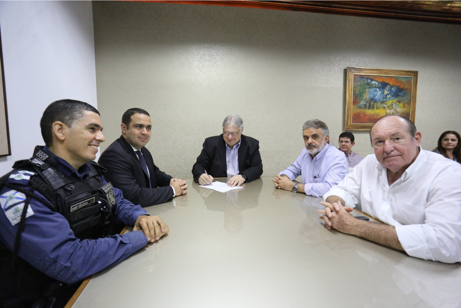 A Prefeitura de Fortaleza assinou nesta segunda (4) convênio com a Polícia Federal para o treinamento de 116 integrantes da Guarda Municipal que compõem as Guardas Comunitárias e o Grupo Especial. Com a capacitação,  os agentes terão facultado o porte para a utilização de armas de fogo, com atuação e enfoque na prevenção da violência e defesa de fortalezenses. "Eles terão um treinamento de alto nível, inclusive para utilizar armas de fogo no momento necessário e no tempo certo, além de terem todos os recursos em mãos para quando houver a necessidade de utilizá-las”, afirmou o vice-prefeito, Moroni Torgan (DEM)
