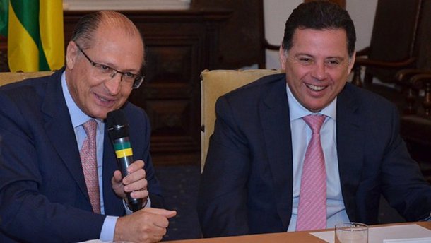 O governador Marconi Perillo abriu mão de sua candidatura à presidência do PSDB para que o governador Geraldo Alckmin assuma o partido e, assim, consolide seu projeto para disputar o Planalto em 2018; acordo entre os tucanos será oficializado em encontro hoje à noite, em São Paulo, com as presenças de Perillo, Alckmin, Fernando Henrique Cardoso e do senador Tasso Jereissati, que também postulava a presidência do PSDB; Marconi era o favorito na corrida pelo comando do partido; levantamento interno mostrou que o goiano tinha uma vantagem de 68 delegados votantes sobre o senador Tasso; decisão de Perillo de sair da disputa é para selar, de vez, a unidade do PSDB