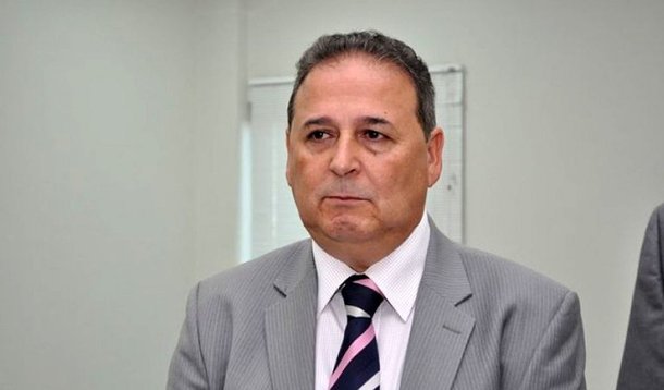 O subprefeito e secretário da Casa Civil de Palmas, Adir Gentil ingressou no partido Podemos assumindo então o comando da sigla no Estado, substituindo o deputado federal Carlos Gaguim; antigo PTN, o Podemos, que se diz um partido de centro, também apoia a pré-candidatura do prefeito Carlos Amastha ao governo do Tocantins. Gentil destacou que "o Amastha tem uma amizade pessoal com o senador Álvaro Dias e nós percebendo o quadro nacional, onde é visível que todos nós queremos uma pessoa com uma larga experiência no serviço público e na administração privada, e ao mesmo tempo ficha limpa"