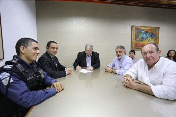 A Prefeitura de Fortaleza assinou nesta segunda (4) convênio com a Polícia Federal para o treinamento de 116 integrantes da Guarda Municipal que compõem as Guardas Comunitárias e o Grupo Especial. Com a capacitação,  os agentes terão facultado o porte para a utilização de armas de fogo, com atuação e enfoque na prevenção da violência e defesa de fortalezenses. "Eles terão um treinamento de alto nível, inclusive para utilizar armas de fogo no momento necessário e no tempo certo, além de terem todos os recursos em mãos para quando houver a necessidade de utilizá-las”, afirmou o vice-prefeito, Moroni Torgan (DEM)