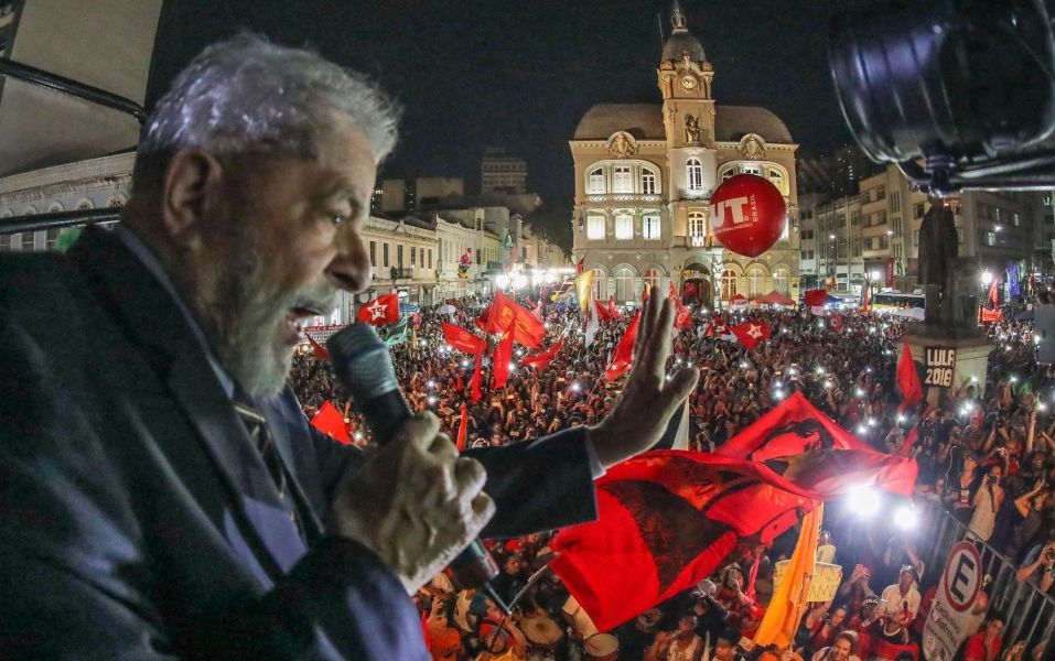 Comparem quaisquer candidatos com Lula e digam qual deles teria a capacidade de pedir, depois de eleito, paciência ao povo espoliado deste país, porque precisamos de tempo para sair desta crise brutal, que nos assola sem piedade