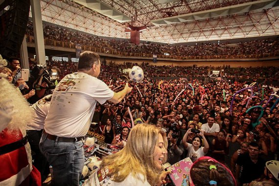 O governador Marconi Perillo e a presidente de honra da Organização das Voluntárias de Goiás (OVG), primeira-dama Valéria Perillo, concluíram na manhã deste domingo (17), no Ginásio Goiânia Arena, a entrega de brinquedos da programação do Show de Natal 2017; "Buscamos sempre levar alegria, afeto e dignidade para as nossas crianças", disse Marconi durante a entrega dos presentes, mais de 100 mil apenas na capital; "É emocionante ver o sorriso nos rostinhos das crianças", disse Valéria