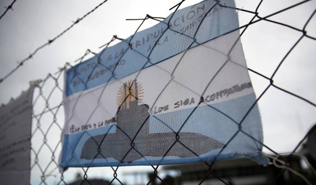 Canal argentino A2 revelou o texto da última mensagem que o submarino argentino desaparecido ARA San Juan enviou em 15 de novembro; "Entrada de água do mar através do sistema de ventilação no tanque de baterias №3 causou curto-circuito e começo de incêndio em uma bandeja de baterias. As baterias de proa estão fora de serviço. No momento [estamos] em imersão, propulsando com circuito dividido. Sem notícias do pessoal, vou manter informado", diz a mensagem