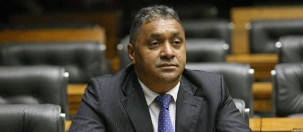 No primeiro discurso da tribuna da Câmara, o deputado Tiririca (PR-SP) afirmou nesta quarta-feira (6) que está abandonando a vida pública e disse estar com "vergonha" da política; "Subo nesta tribuna pela primeira vez e pela última vez, não por morte, [mas] porque estou abandonando a vida pública", disse; “Seria hipócrita se eu não falasse realmente que estou decepcionado. Decepcionado com a política brasileira, decepcionado com muitos de vocês, muitos. Saio totalmente com vergonha. Não são todos, mas eu queria que vocês tivessem um olhar pelo nosso país, pela nossa saúde”, afirmou