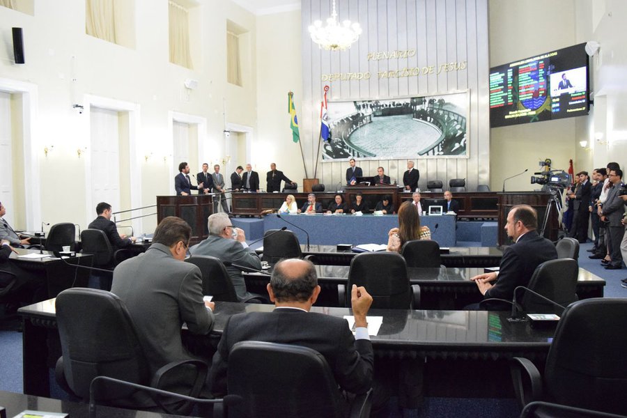 O deputado Luiz Dantas (PMDB), presidente da Assembleia Legislativa de Alagoas (ALE), promulgou a lei que reajusta em cerca de 26% o subsídio mensal dos parlamentares, que passa de R$ 20.042,34 para R$ 25.322,25; aprovado pela Casa em dezembro de 2016, o aumento foi vetado pelo governador Renan Filho (PMDB) em fevereiro deste ano, mas o veto foi derrubado pelo plenário; promulgação da lei acontece nove meses depois da derrubada do veto