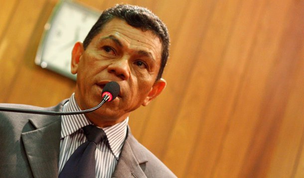O líder do Governo, deputado João de Deus (PT), afirmou que a crise econômica poderá se agravar com a decisão do governo Michel Temer de cortar R$ 170 bilhões do Orçamento de 2018, o que prejudicará três milhões de beneficiários do Programa Bolsa Família, a saúde e a educação do País; o parlamentar disse que não vê “com muita esperança uma possibilidade de melhoria na economia no próximo ano”, mesmo com dados que indicam o controle da inflação, aumento do PIB e o desemprego em queda; de acordo com o petista, os cortes nos gastos sociais diminuirão a renda reduzindo a circulação de recursos e gerando desemprego no País.