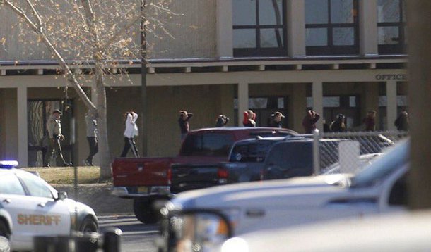 Um atirador disparou tiros em um colégio de ensino médio em Aztec, no estado norte-americano do Novo México e três estudantes e o atirador estão mortos, segundo o xerife do condado de San Juan, Ken Christesen; o xerife não especificou se o atirador é um desses três estudantes ou não; a escola e outros colégios da região foram esvaziados por segurança, mas já foram liberados
 
 