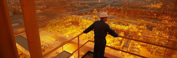 As empresas Saudi Aramco e Saudi Basic Industries (Sabic) assinaram um protocolo de intenções para construir um complexo de US$ 20 bilhões (cerca de R$ 65 bilhões) para converter petróleo bruto em produtos químicos; o projeto vai criar a maior instalação petroquímica do mundo e faz parte do esforço do governo saudita para diversificar a economia do país