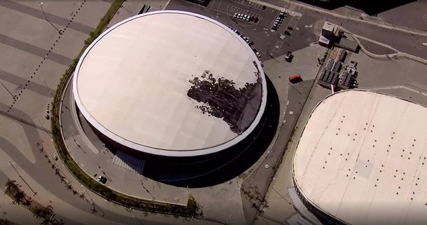 Um incêndio atingiu a cobertura do Velódromo, no Parque Olímpico da Barra, na zona oeste do Rio de Janeiro. A Autoridade de Governança do Legado Olímpico (Aglo) lamentou o incidente ocorrido na madrugada deste domingo (26), que atingiu a cobertura do equipamento esportivo; a Autoridade lembrou que este é o segundo incêndio no local esse ano. O outro foi no dia 30 de julho; de acordo com a autarquia, o motivo foi a queda de um balão na cobertura; “Assim como já havia acontecido no último mês de julho, um balão atingiu uma parte do teto do Velódromo, que pegou fogo”, diz nota da Aglo