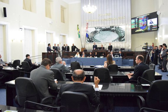 O deputado Luiz Dantas (PMDB), presidente da Assembleia Legislativa de Alagoas (ALE), promulgou a lei que reajusta em cerca de 26% o subsídio mensal dos parlamentares, que passa de R$ 20.042,34 para R$ 25.322,25; aprovado pela Casa em dezembro de 2016, o aumento foi vetado pelo governador Renan Filho (PMDB) em fevereiro deste ano, mas o veto foi derrubado pelo plenário; promulgação da lei acontece nove meses depois da derrubada do veto