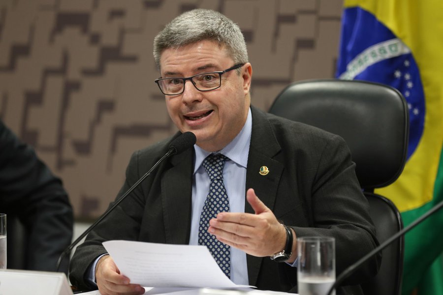 O senador Antonio Anastasia (PSDB-MG) disse acreditar que o PMDB deve se aliar a algum partido na eleição para a presidência da República em 2018; de acordo com o parlamentar, a legenda não tem um nome forte como candidato ao Palácio do Planalto; "Eu acho que possivelmente o PMDB deve partir para uma composição, pode ser com o PSDB ou eventualmente com outro partido do centro político brasileiro", afirmou ele, em Belo Horizonte; parlamentar disse que não disputará cargo algum nas próximas eleições