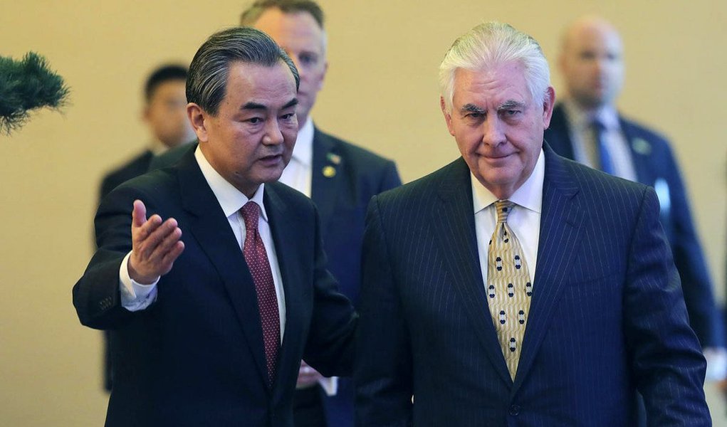 EUA e China discutem as garantias para manter as armas nucleares norte-coreanas em segurança se na Coreia do Norte houver "qualquer instabilidade", declarou o secretário de Estado dos EUA Rex Tillerson; "Se alguma coisa acontecer, e isso pode ser algum assunto interno da Coreia do Norte [...]se isso criar alguma instabilidade, o mais importante para nós seria garantir a segurança das armas nucleares já desenvolvidas, garantir que não iriam cair mãos de pessoas que não queremos", declarou, ele também disse pela primeira vez que os EUA estão prontos para negociações diretas com os representantes da Coreia do Norte