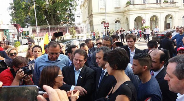 Professores e professoras do CPERS Sindicato bloquearam todas as entradas do prédio da Assembleia Legislativa com o objetivo de pressionar os deputados a não votar o PL do Ajuste Fiscal, enviado pelo governo José Ivo Sartori (PMDB) ao Legislativo; sindicato reivindica que o governo receba o Comando de Greve para retomar as negociações com a categoria