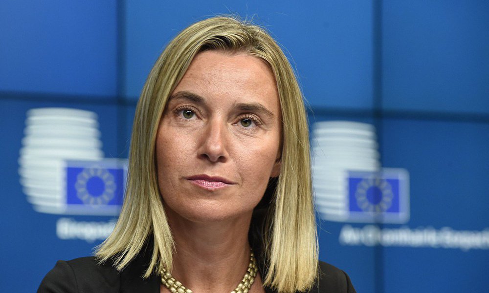 Federica Mogherini, alta representante da UE para a Política Externa e Segurança, destacou que o acordo nuclear com o Irão é o "maior avanço da diplomacia multilateral europeia e internacional"; Mogherini declarou que o acordo "continuará sendo completamente implementado por todas as partes, em todos os seus capítulos"; posicionamento é feito em momento que os EUA ameaçam deixar o acordo