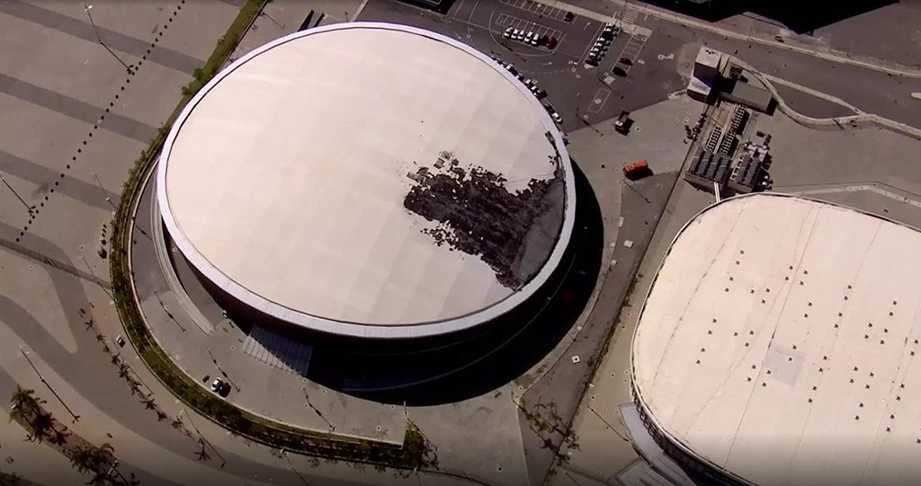 Um incêndio atingiu a cobertura do Velódromo, no Parque Olímpico da Barra, na zona oeste do Rio de Janeiro. A Autoridade de Governança do Legado Olímpico (Aglo) lamentou o incidente ocorrido na madrugada deste domingo (26), que atingiu a cobertura do equipamento esportivo; a Autoridade lembrou que este é o segundo incêndio no local esse ano. O outro foi no dia 30 de julho; de acordo com a autarquia, o motivo foi a queda de um balão na cobertura; “Assim como já havia acontecido no último mês de julho, um balão atingiu uma parte do teto do Velódromo, que pegou fogo”, diz nota da Aglo