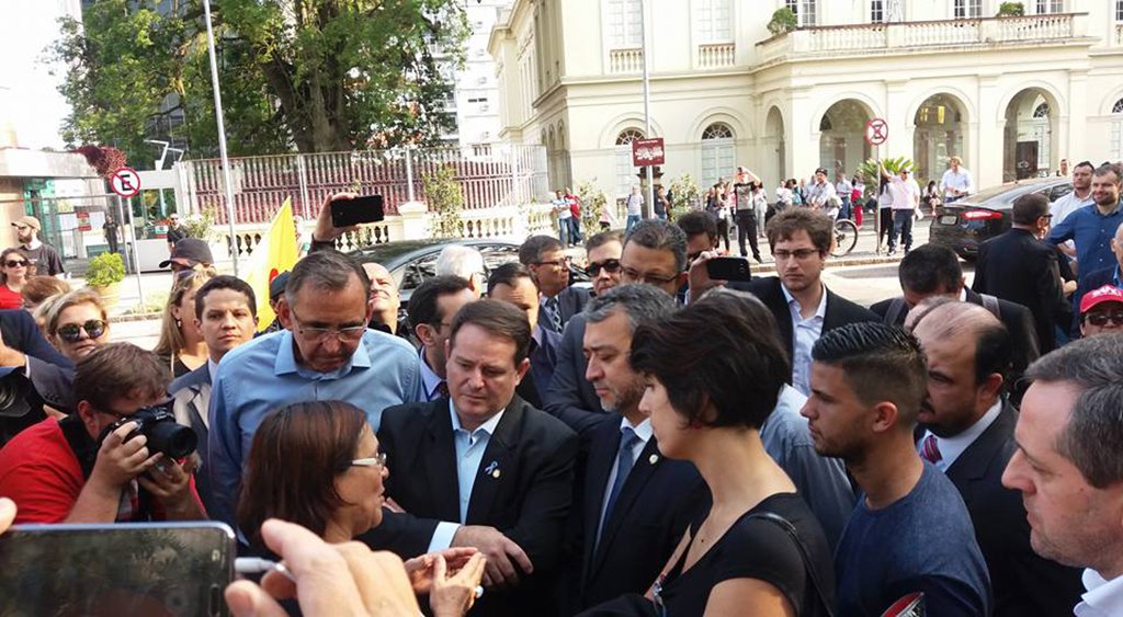 Professores e professoras do CPERS Sindicato bloquearam todas as entradas do prédio da Assembleia Legislativa com o objetivo de pressionar os deputados a não votar o PL do Ajuste Fiscal, enviado pelo governo José Ivo Sartori (PMDB) ao Legislativo; sindicato reivindica que o governo receba o Comando de Greve para retomar as negociações com a categoria
