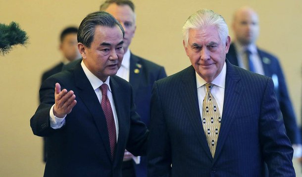 EUA e China discutem as garantias para manter as armas nucleares norte-coreanas em segurança se na Coreia do Norte houver "qualquer instabilidade", declarou o secretário de Estado dos EUA Rex Tillerson; "Se alguma coisa acontecer, e isso pode ser algum assunto interno da Coreia do Norte [...]se isso criar alguma instabilidade, o mais importante para nós seria garantir a segurança das armas nucleares já desenvolvidas, garantir que não iriam cair mãos de pessoas que não queremos", declarou, ele também disse pela primeira vez que os EUA estão prontos para negociações diretas com os representantes da Coreia do Norte